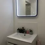 Les Micocouliers - Spacieuse Maison,4chambres ,avec Jardin- Parking -wifi Casa de Férias *